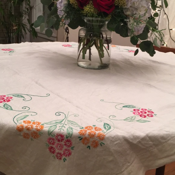 πΈ Vintage hand embroidered linen table cloth